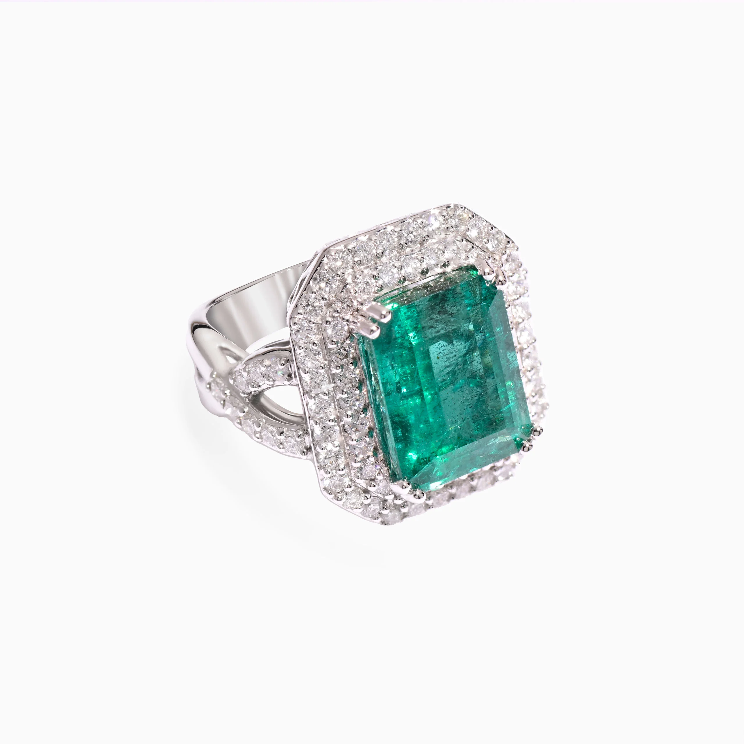 18kt White Gold Ring with Emerald and Diamonds