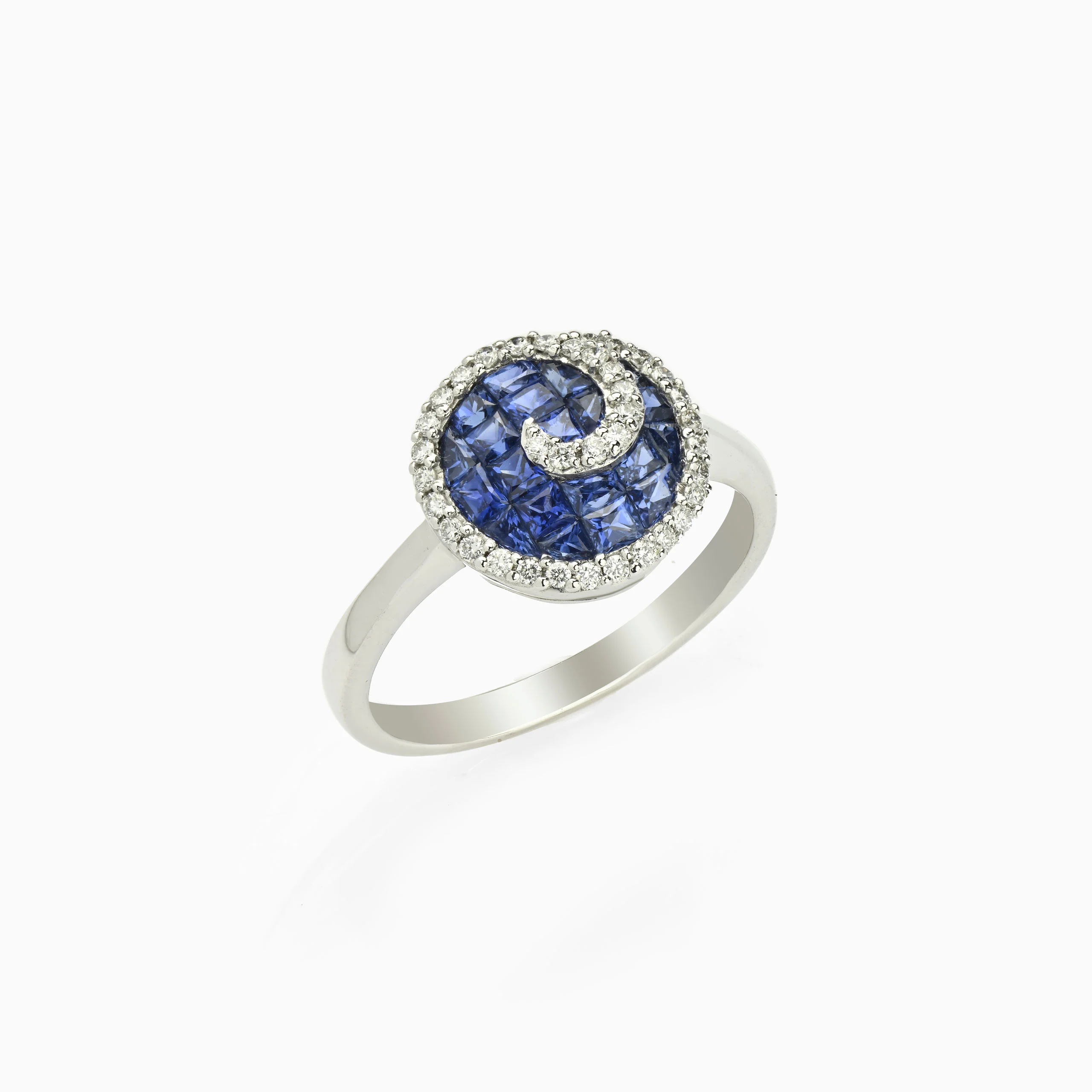 18kt White Gold Ring with Blue Sapphires and Diamonds