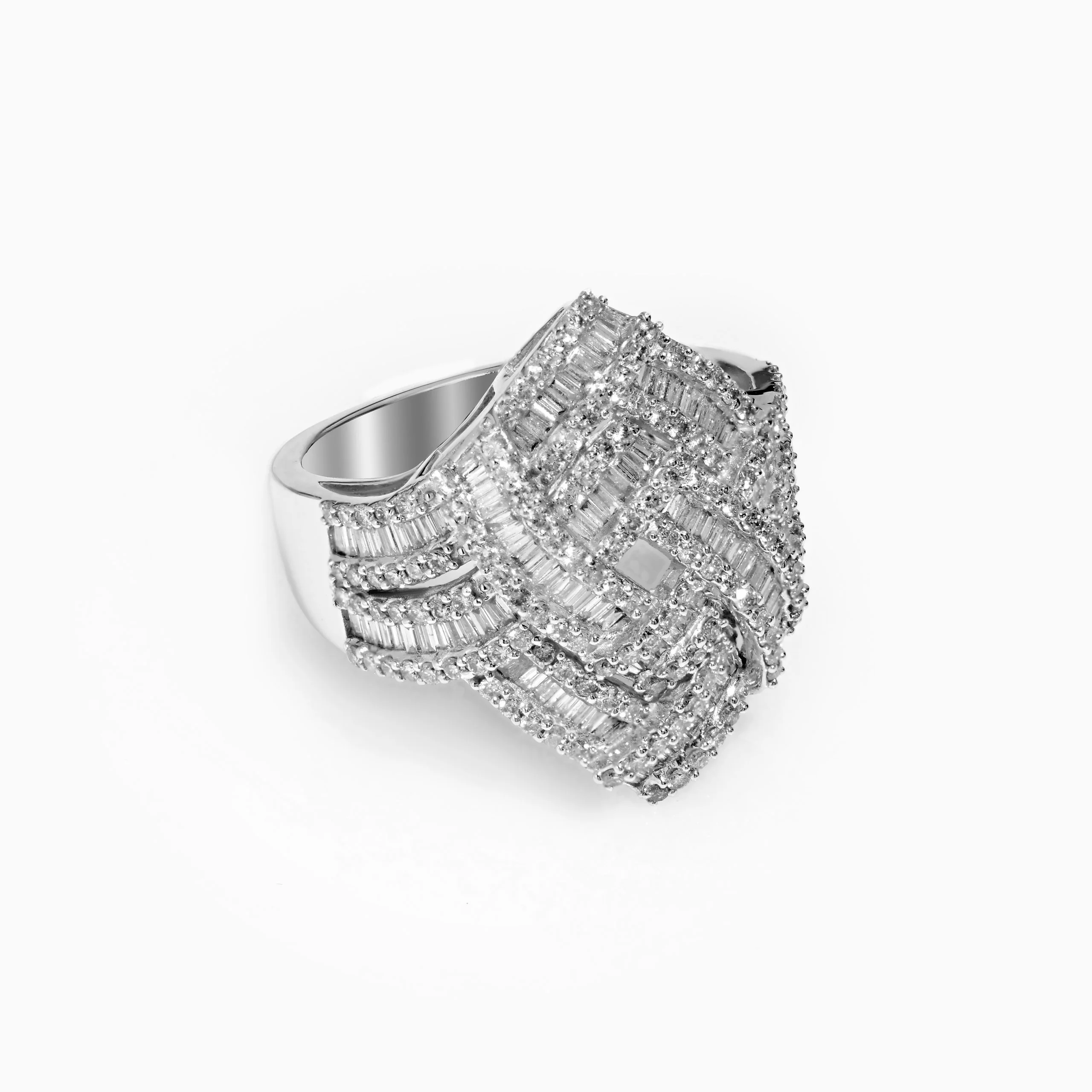 18kt White Gold Ring with Diamonds